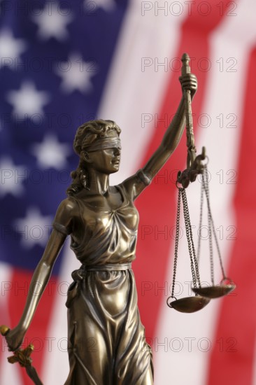 Symbolic image: Justitia in front of a USA flag