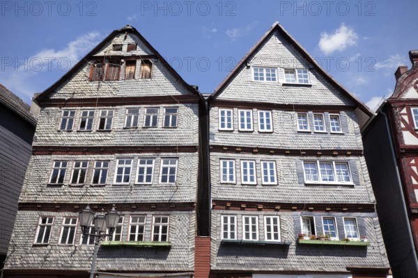 Restored and not yet restored houses, Kornmarkt grain market, historic old town of Herborn, Hesse, Germany, Europe, Restaurierte und noch nicht restaurierte Häuser, Kornmarkt, historische Altstadt von Herborn, Hessen, Deutschland, Europa