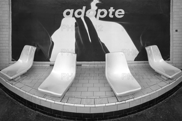 Seats in a metro station, black and white, Paris, Fankreich