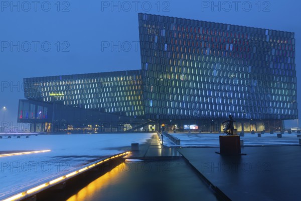 Harpa Concert Hall, Tónlistar- og ráðstefnuhúsið í Reykjavík, Blue Hour, Winter, Reykavik, Iceland, Scandinavia