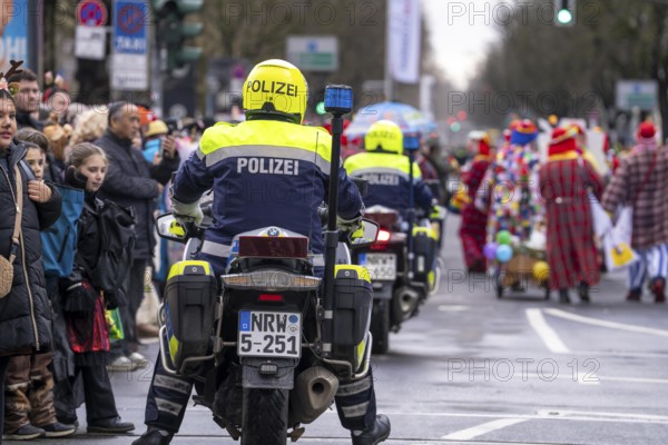 Rose Monday procession in Düsseldorf, emergency services, secure, accompany the move, motorcycle policemen, in some cases heavy rain, North Rhine-Westphalia, Germany