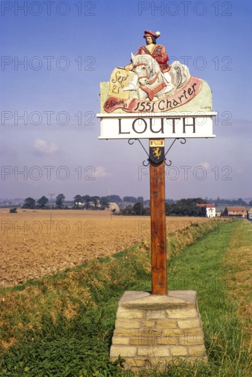 Dorfschild mit der Darstellung der Urkunde von König Edweard VI. von 1551, Louth, Lincolnshire, England, UK September 1971