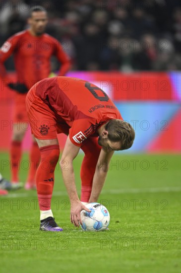 Preparation for penalty kick, Harry Kane FC Bayern Munich FCB (09) Allianz Arena, Munich, Bavaria, Germany