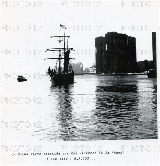 La Barba Negra, escortée par les vedettes de la "Navy". A son bord, "Glaucos"
Fascicule sur "l'odysée de Néo Glaucos"