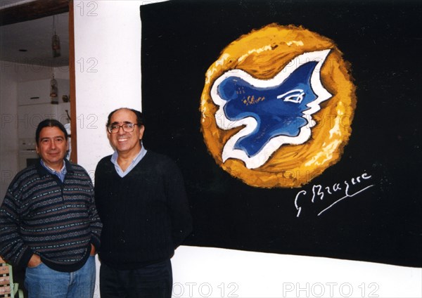 M. Agahian et M. Israël, devant une tapisserie inspirée d'une oeuvre de Georges Braque (Hécate)