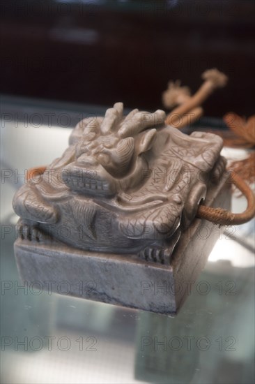 China / Beijing / the Forbidden City / Forbidden City / Palace / Dragon / Sculpture / Relic / Day / Indoors / Chinese Culture / Tradition / Traditional Culture / Travel / Tour / Capital / Capital cities / History / Historical / Historic / Ancient / Imperial / Vertical / Photography / Colour / Color Image / Influnce / Power / Imperial Jade Seal / Gems / Seal / Stamper