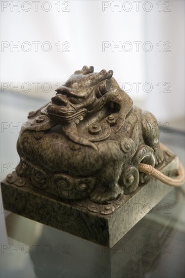 China / Beijing / the Forbidden City / Forbidden City / Palace / Dragon / Sculpture / Relic / Day / Indoors / Chinese Culture / Tradition / Traditional Culture / Travel / Tour / Capital / Capital cities / History / Historical / Historic / Ancient / Imperial / Vertical / Photography / Colour / Color Image / Influnce / Power / Imperial Jade Seal / Gems / Seal / Stamper