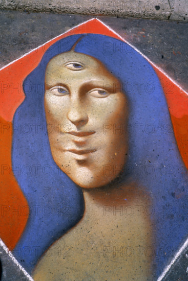 Mona Lisa revisitée, dessinée à la craie sur le trottoir.