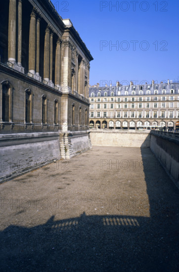 Musée du Louvre et Rue de Rivoli à Paris