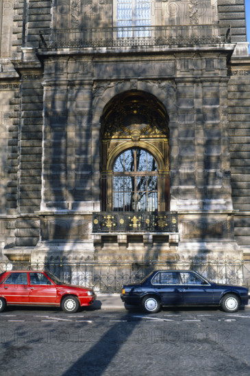 Musée du Louvre à Paris, façade côté quai François Mitterrand