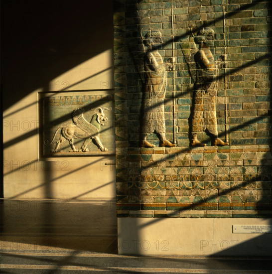 Frise des archers, et Griffon ailé passant à droite