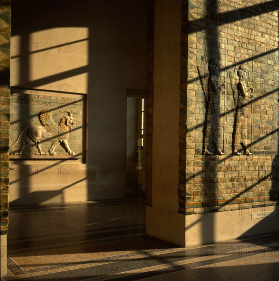 Frise des archers, et Griffon ailé passant à droite