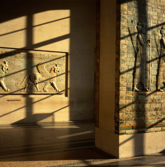 Frise des archers, et Griffons ailés passant à droite