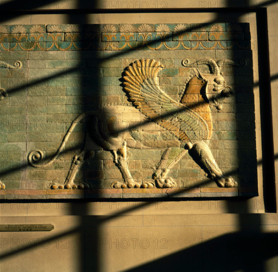 Griffon ailé passant à droite