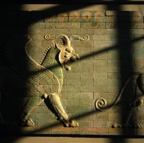 Griffons ailés passant à droite