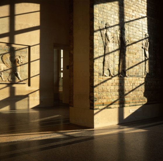 Frise des archers, et Griffons ailés passant à droite