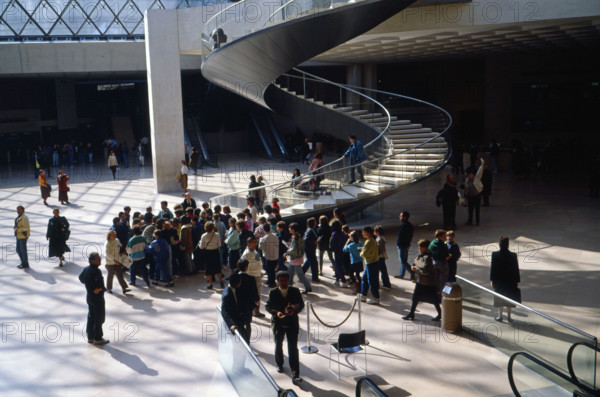 Escalier hélicoïdal placé sous la pyramide du Musée du Louvre