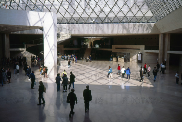 Hall d'accueil placé sous la pyramide du Musée du Louvre.