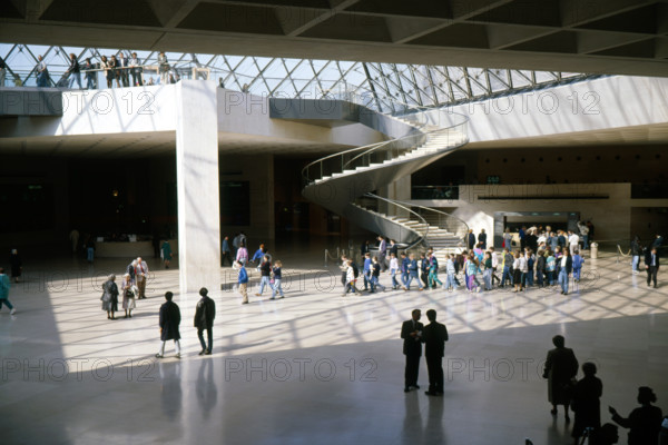 Escalier hélicoïdal placé sous la pyramide du Musée du Louvre