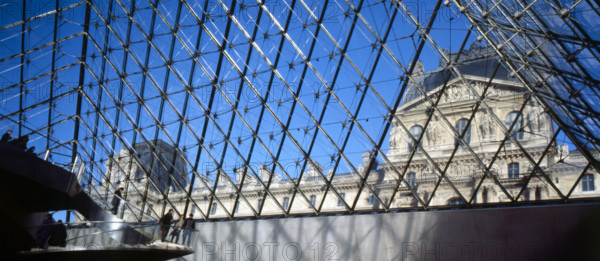 Le Pavillon Richelieu vu depuis l'intérieur de la pyramide du Musée du Louvre
