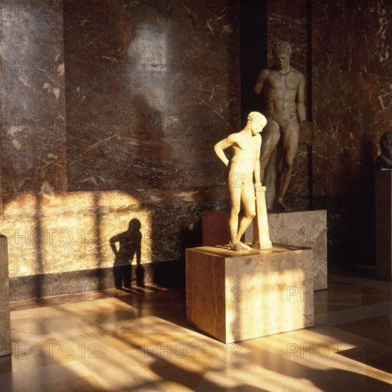 Statue d'éphèbe du type de "Narcisse"