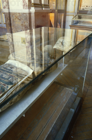 Momie dans une vitrine du Département des Antiquités Egyptiennes du Musée du Louvre