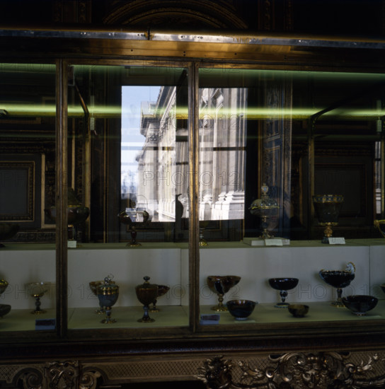 Vitrine de la Galerie d'Apollon au Musée du Louvre
