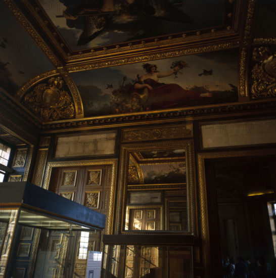 Vitrines de la Salle des Verres au Musée du Louvre