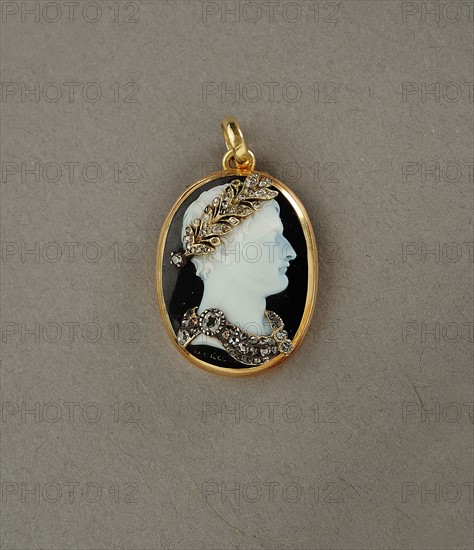 Morelli, Oval pendant embellished with the profile of Napoleon I