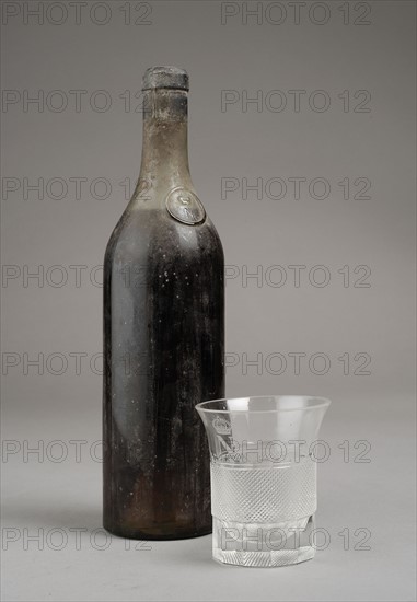 Bouteille de Cognac et verre gobelet