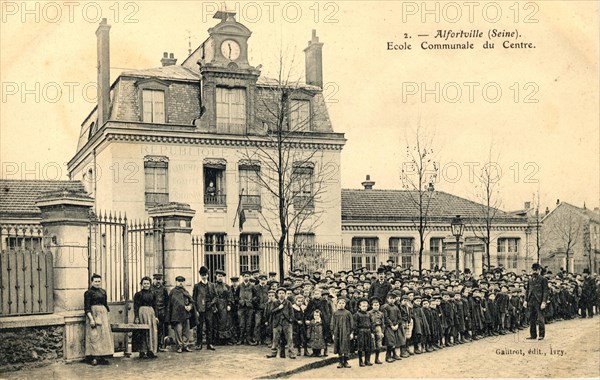 Pupils in front of their school in Alforville