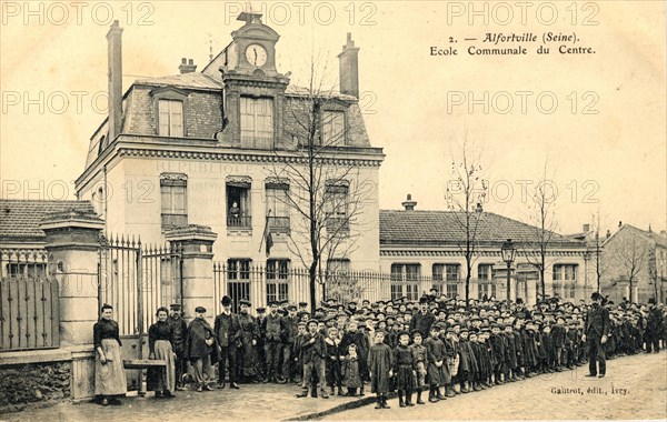 Ecoliers devant leur école d'Alforville