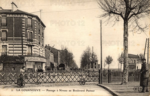 Courneuve,
Passage à niveau