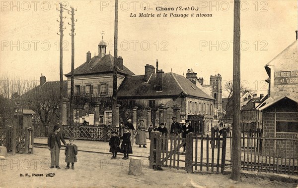 Chars,
Mairie et passage à niveau