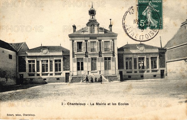 CHANTELOUP-LES-VIGNES,
Mairie et école