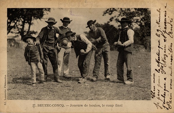 Carte postale représentant une partie de boules