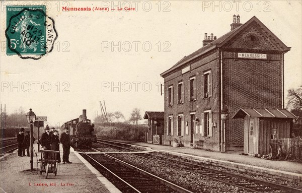 MENNESSIS. La gare.
Département : Aisne (02). 
Région : Hauts-de-France (anciennement Picardie)