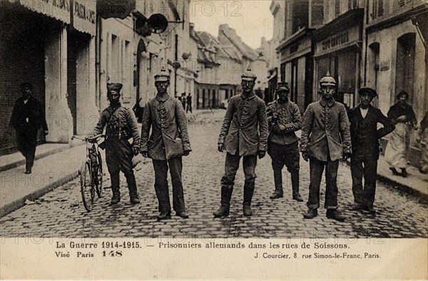 Prisonniers allemands dans les rues de Soissons