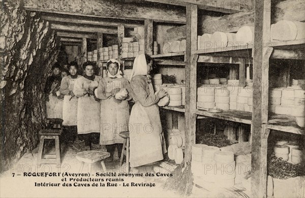 Roquefort-sur-Soulzon. Les caves à fromages.