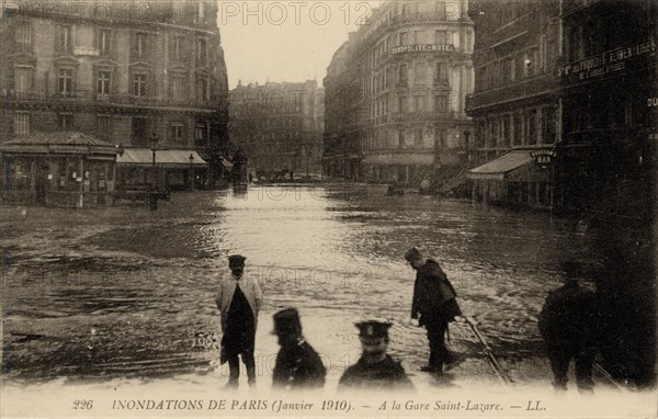 Paris, Inondations devant la Gare Saint-Lazare lors de la grande crue de janvier 1910