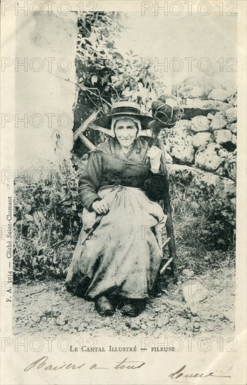 Fileuse en costume régional du Cantal