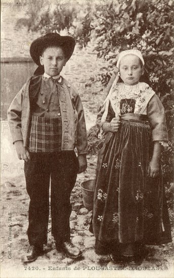 Children in traditional Plougastel-Daoulas costume