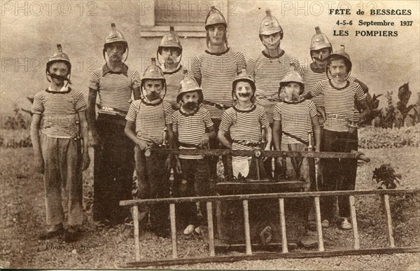 Enfants déguisés en pompiers à la Fête de Besseges