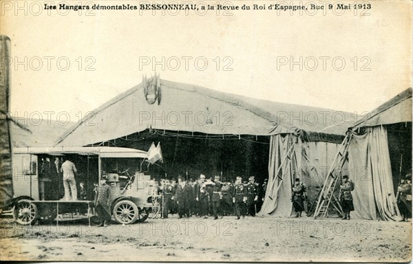 Buc, les hangars démontables Bessonneau, à la Revue du roi d'Espagne le 9 mai 1913