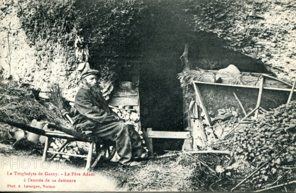 Le Troglodyte de Gasny : le Père Adam à l'entrée de sa demeure