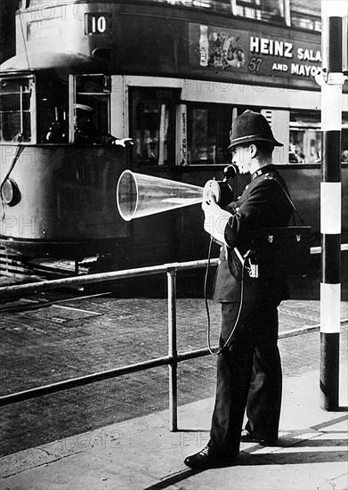 Policier londonien à un carrefour en 1935