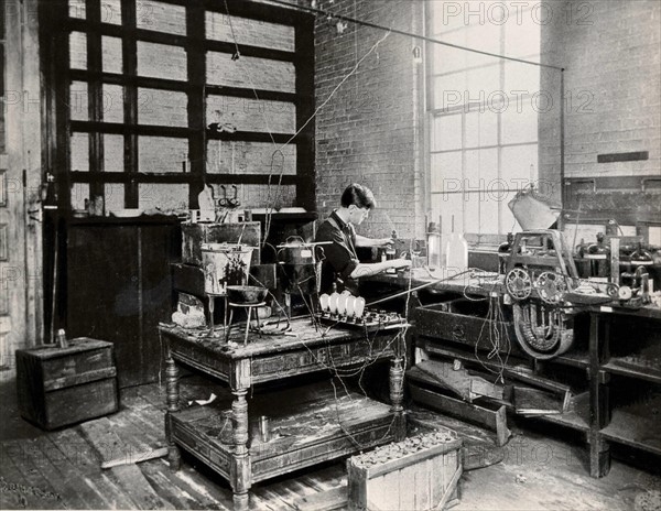 Vue de l'intérieur des laboratoires de Thomas Alva Edison à West Orange, état du New Jersey