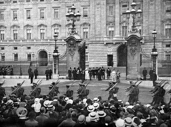 World War I. London: parade of a batallion about to leave for France