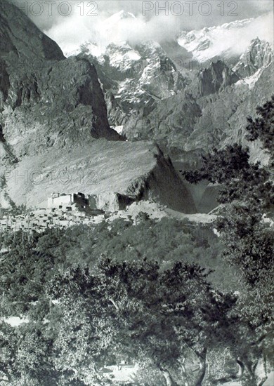 Between India and Chinese Turkistan, Baltit, capital of the principality of Hunza