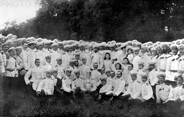 Nicolas II et la famille impériale russe au milieu du régiment Semenovsky (1906)